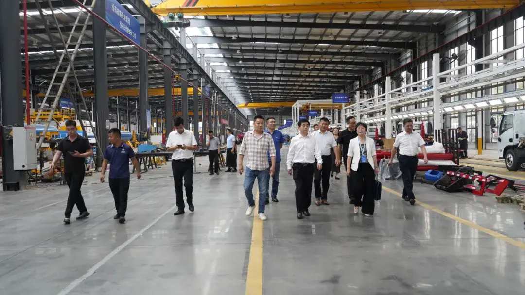 Industry craftsmen peers visit Yizhuan 3 Yizhuan workshop walk-down
