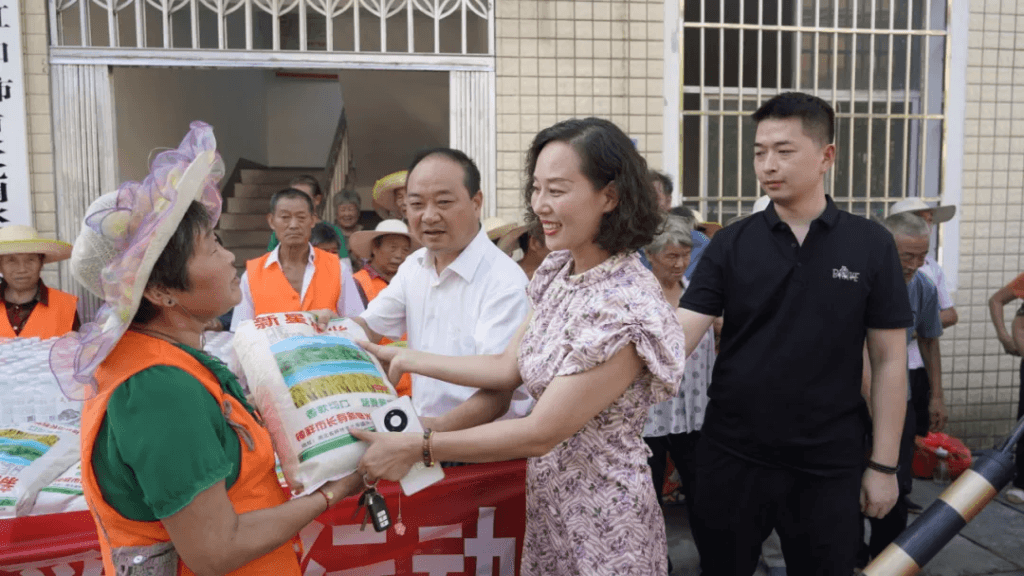 Yizhuan pays visit to the town of Liuliping “water guardians and water protectors” love action 1 Yizhuan social responsibility