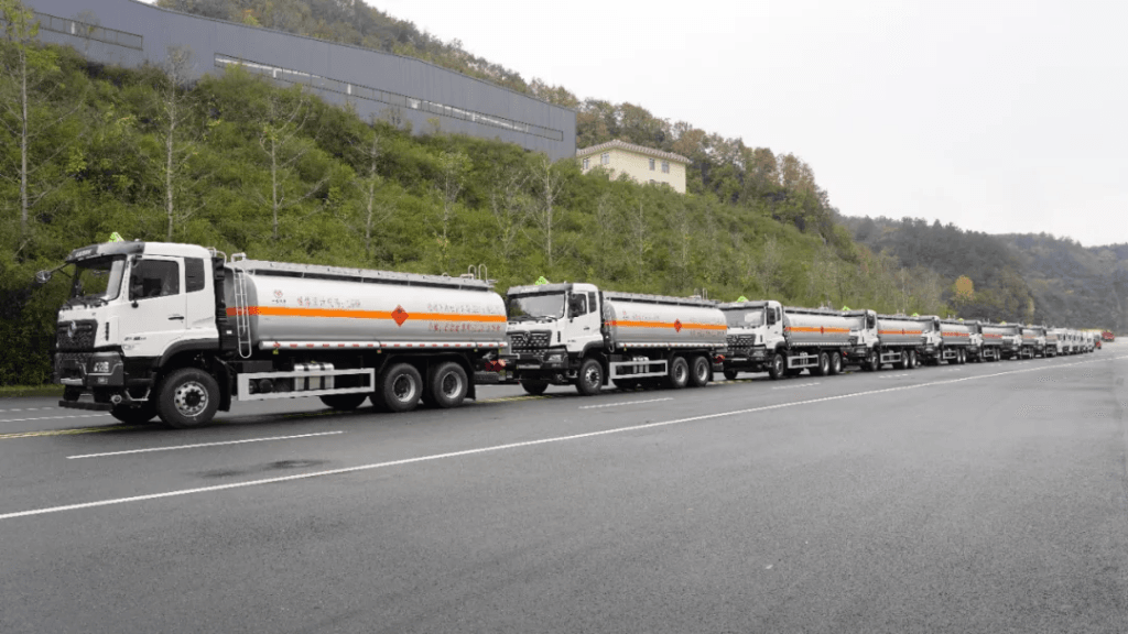 Yizhuan Oil & Gas Series Products Delivered to Customers 2 Fuel tanker truck