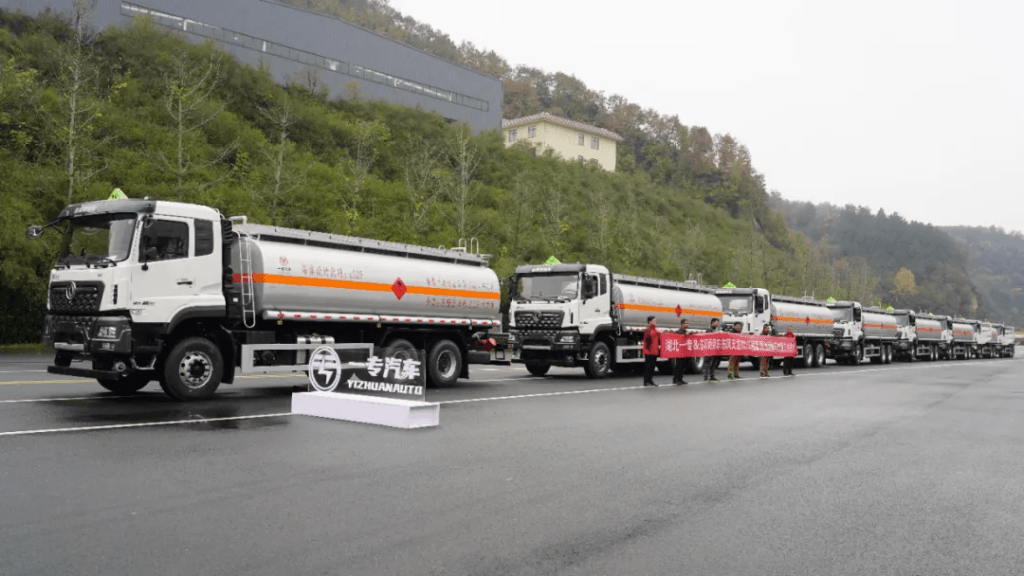 Yizhuan Oil & Gas Series Products Delivered to Customers 3 Fuel Tanker Truck