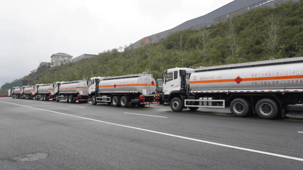 Yizhuan Oil & Gas Series Products Delivered to Customers 5 Fuel tanker truck