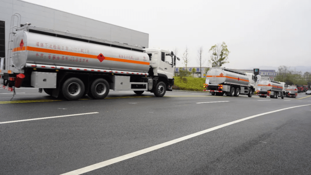 Yizhuan Oil & Gas Series Products Delivered to Customers 6 Fuel tanker truck