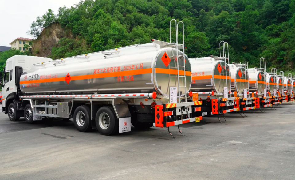 Yizhuan Fuel Tanker Truck Products Delivered to PetroChina 2 Yizhuan Fuel Tanker Truck