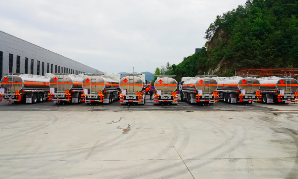 Yizhuan Fuel Tanker Truck Products Delivered to PetroChina 3 4 1